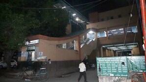 Un edificio con un letrero que dice 'Nagesh Nagar 3' y una entrada con portón.
