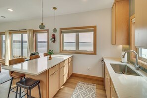 Fridge, microwave, stovetop, dishwasher - Family-Friendly Lake Ida Escape: Stunning Views! (Alexandria)