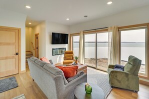 TV, fireplace, video games, books - Family-Friendly Lake Ida Escape: Stunning Views! (Alexandria)