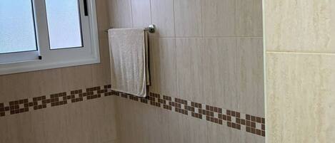 Haartrockner, Handtücher, Seife, Toilettenpapier