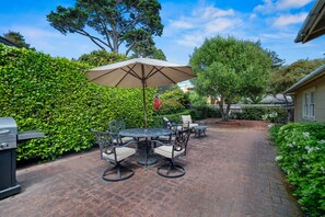 Outdoor dining - Carmelo del Sol - Carmel Home - Three blocks from the beach! (Carmel)