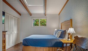 2 bedrooms, iron/ironing board, Internet, bed sheets - Carmelo del Sol - Carmel Home - Three blocks from the beach! (Carmel)