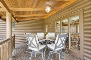 Outdoor dining - 210-Acre Cabin w/ Trails & Hot Tub in Tuscumbia! (Tuscumbia)