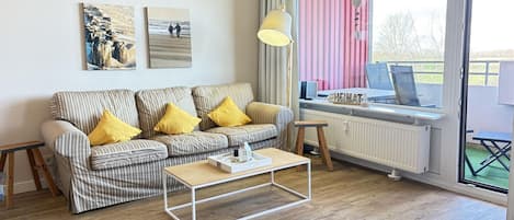 Fernseher, Tischtennisplatte, Stereoanlage
