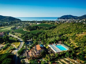 Ein Küsteneigentum mit Pool, Weinbergen und einer Straße zum Meer.