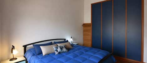 3 habitaciones, tabla de planchar con plancha y cuna de viaje