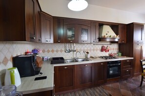 Réfrigérateur, four, plaque de cuisson, cafetière/bouilloire
