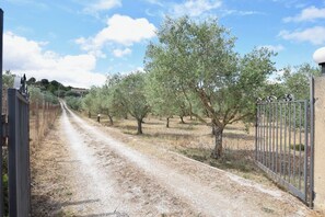 Property grounds - Villa in Monterosso Almo with 3 bedrooms sleeps 8 (Monterosso Almo)