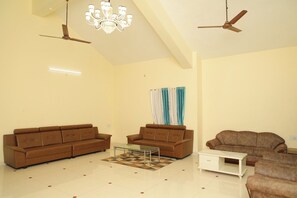 Luxury Room | Living area - Raval Resort (Panchagani)