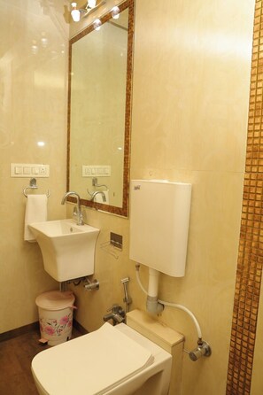 Executive Room | Bathroom - Raval Resort (Panchagani)