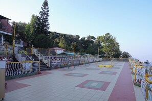 المنطقة المحيطة بالمنشأة