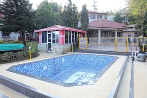 4 outdoor pools