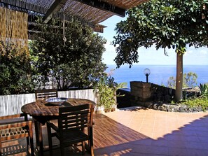 Outdoor dining - Dammuso mit Terrasse und Meerblick by Interhome (Pantelleria)