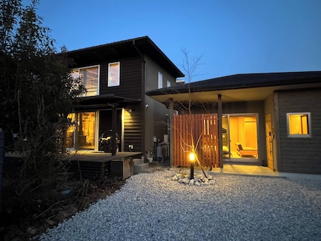 Exterior. Private rock bath and ceramic bath Kinokanoie As / Asogun Kumamoto