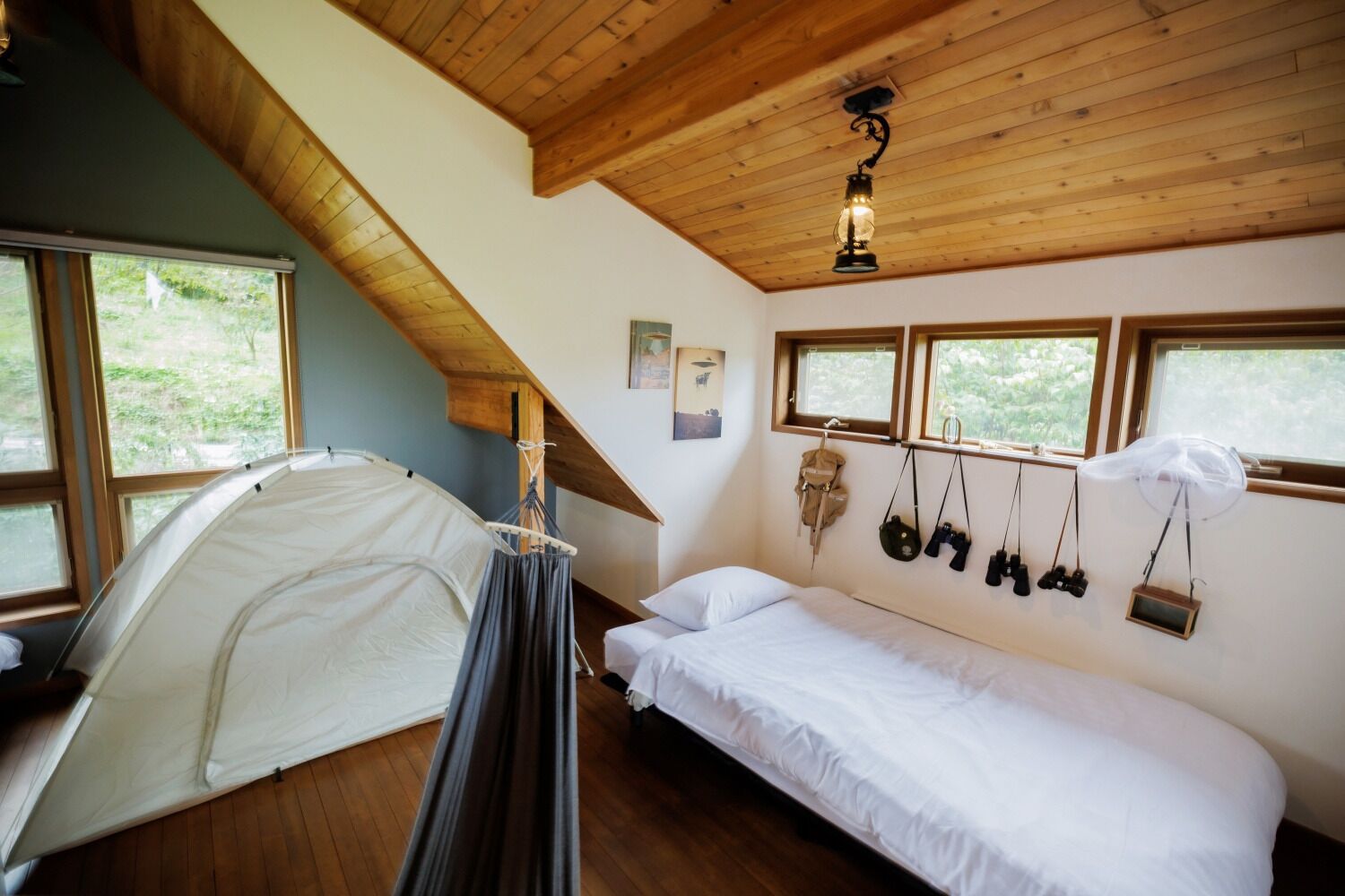 Desk, WiFi (free), bed sheets