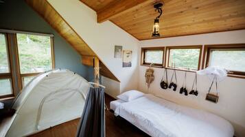 Desk, WiFi (free), bed sheets