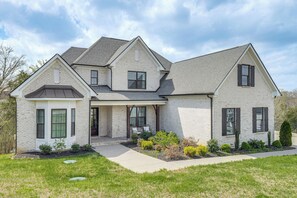 Exterior - 3 Mi to Old Hickory Lake! Luxe Family Getaway (Mt. Juliet)