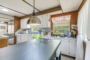 Kühlschrank, Mikrowelle, Herdplatte, Wasserkocher mit Kaffee-/Teezubehör