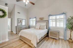 3 bedrooms, travel cot, Internet, bed sheets - 8 Mi to Beach! Daytona Area Home w/ Private Pool (Port Orange)