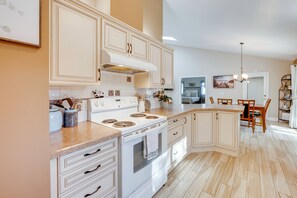 Fridge, microwave, stovetop, dishwasher - 8 Mi to Beach! Daytona Area Home w/ Private Pool (Port Orange)