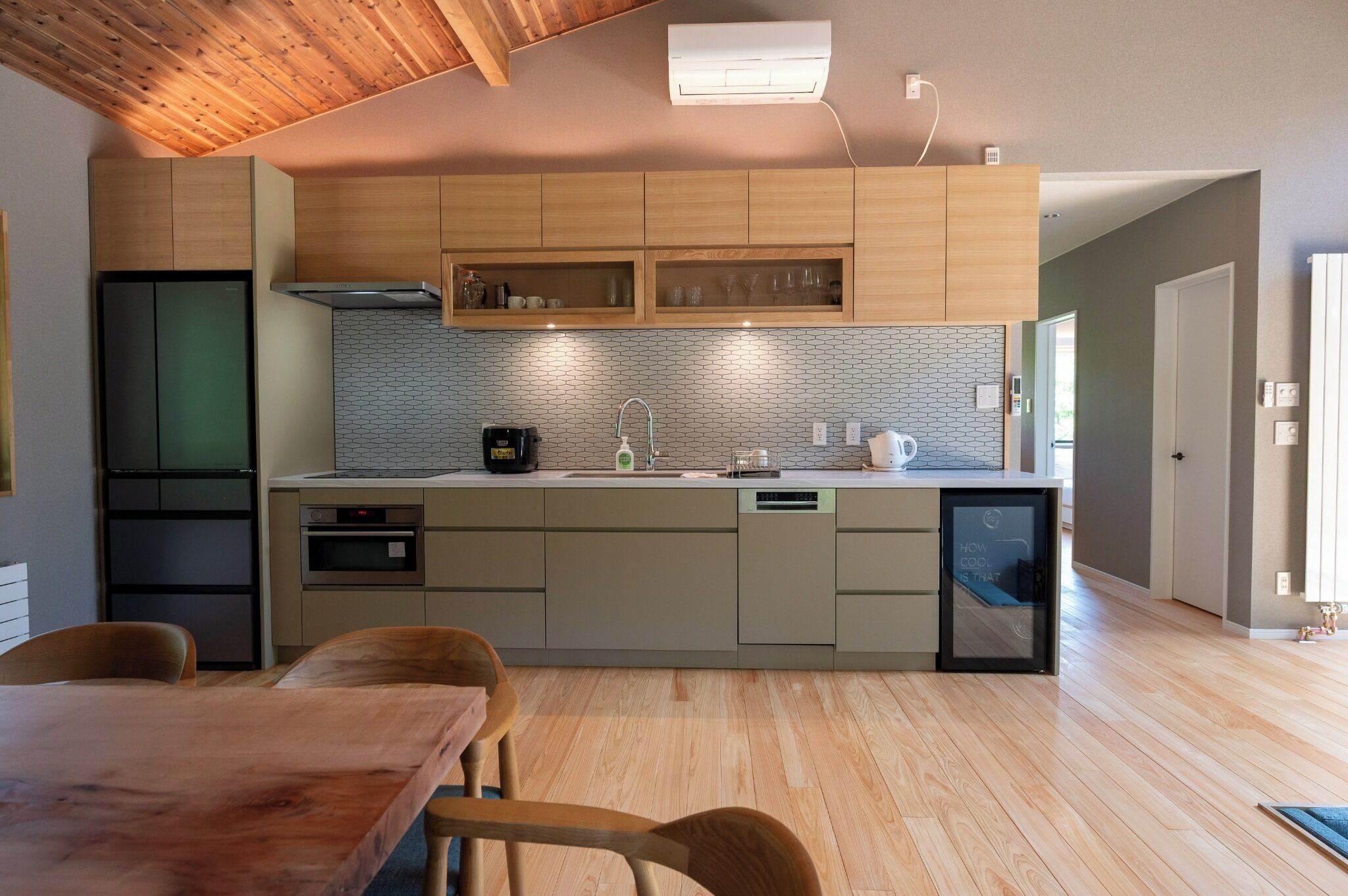 Fridge, microwave, stovetop, cookware/dishes/utensils