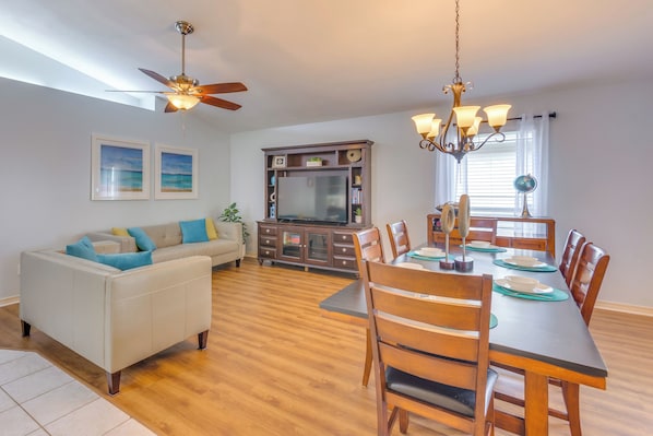 Living area - ADA Friendly! Convenient Family Home in Pensacola (Pensacola)