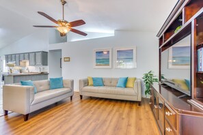 TV, books - ADA Friendly! Convenient Family Home in Pensacola (Pensacola)