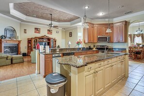 Fridge, microwave, stovetop, dishwasher - Pool & Lanai! Sophisticated Spring Hill Stay (Spring Hill)