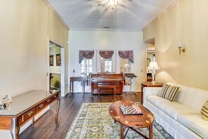 Living area - 5 Mi to Coliseum! Spacious Home in Hampton Roads (Hampton)