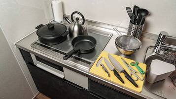 Fridge, microwave, stovetop, cookware/dishes/utensils