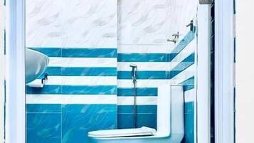 Deluxe Double or Twin Room, Non Smoking, City View | Bathroom