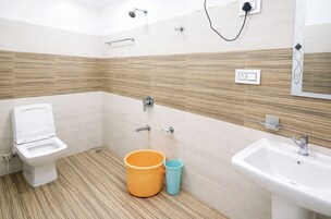 Ducha, cabezal de ducha tipo lluvia, pantuflas, toallas