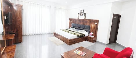Ropa de cama hipoalergénica, escritorio y sistema de insonorización