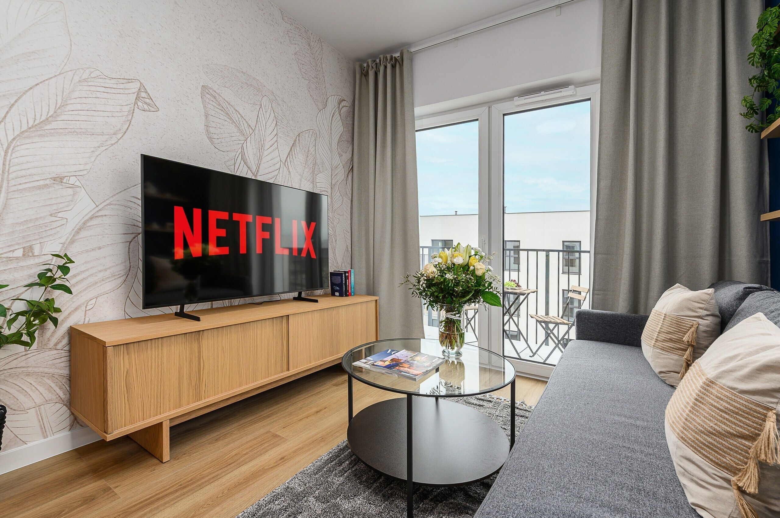 Superior-huoneisto, parveke, näköala pihalle | Oleskelualue | 40–tuumainen taulutelevisio, jossa kaapelikanavat