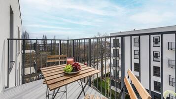 Superior-Apartment, Balkon, Blick auf den Innenhof | Terrasse/Patio