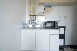 Fridge, microwave, cookware/dishes/utensils - Retreat Court Hakata Sumiyoshi / Fukuoka City Fukuoka (Fukuoka City)