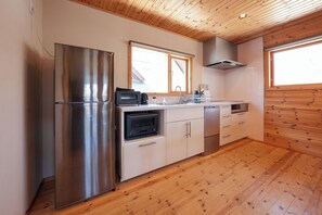 Refrigerador, microondas, parrilla de estufa y utensilios de cocina 