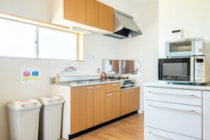 Refrigerador, microondas, parrilla de estufa y utensilios de cocina 