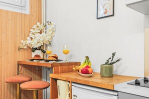 City Studio, 1 Queen Bed, Non Smoking, Courtyard View | Dining - Studio Champs-Élysées Arc Retreat (Paris)