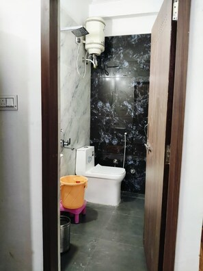 Shower - Papaya Leaf inn (Nathdwara)