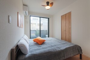 2 Schlafzimmer, Schreibtisch, Bügeleisen/Bügelbrett, kostenloses WLAN