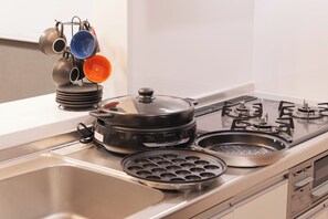 Refrigerador, microondas, placa de cocina, utensilios de cocina