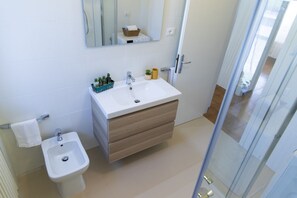 Bathroom - Villetta Leccino Home Primo Piano by Yohome (Pesaro)