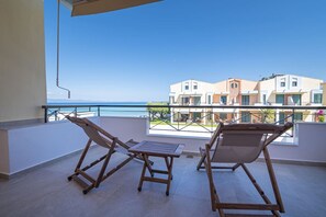 Terrace/patio - Moana Seafront Maisonette by RentalsPro - Pefkochori Halkidiki (Pefkochori)