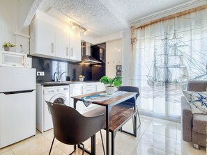 Fridge, microwave, cookware/dishes/utensils - Sant Mori by Interhome (Empuriabrava)