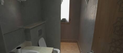 Dusche, HandtĂŒcher, Seife, Toilettenpapier