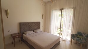 Une chambre à coucher avec un lit, une table de chevet et une chaise.
