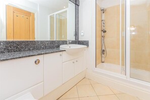 Haartrockner, Handtücher, Seife, Toilettenpapier