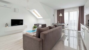 Eine moderne Wohnung mit Wohnbereich, Küche und Essplatz.