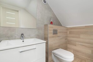 Shower, hair dryer, towels, shampoo - Spacious Apartment | 2 Bedrooms, Balcony, Parking (Łeba)